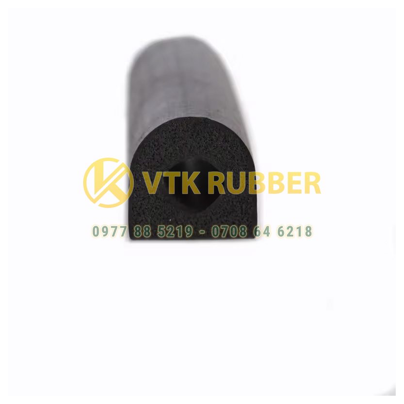 Cấu trúc xốp dẻo giúp cách âm hiệu quả, được ứng dụng trong phòng máy, cửa xe, nhà xưởng