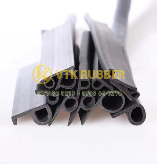 Ron cao su cửa kho lạnh giúp ngăn thoát hơi lạnh, làm kín tuyệt đối giữa các khe cửa. Chất liệu EPDM cao cấp bền bỉ, chịu lạnh sâu, giúp tiết kiệm điện năng và tăng tuổi thọ thiết bị làm lạnh