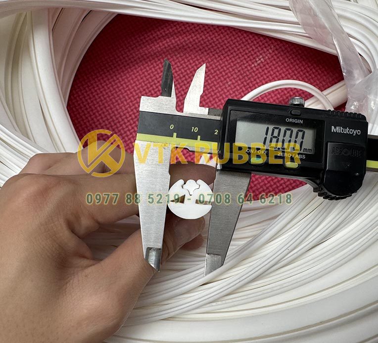 Gioăng silicon chữ K được sản xuất từ silicon chịu nhiệt đến 230°C, có độ đàn hồi cao, dùng cho cửa lò hấp, tủ sấy, và kho lạnh. Giúp chống rò hơi, giữ kín khí, đảm bảo an toàn và tiết kiệm năng lượng