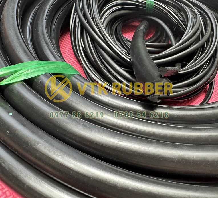 Thiết kế dạng tròn rỗng giúp giảm rung, hấp thụ lực tốt, được dùng rộng rãi trong thiết bị cơ khí và kho lạnh