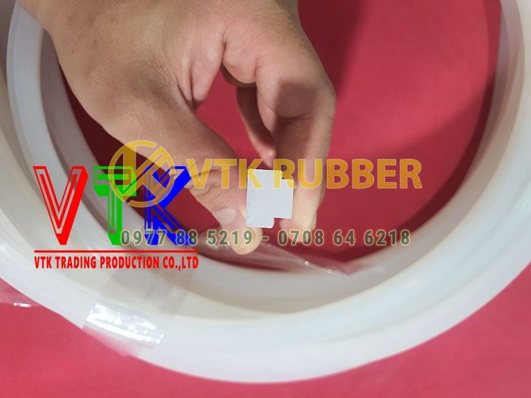 08 mua ron cao su chu l mau den o tinh cao bang 04 min