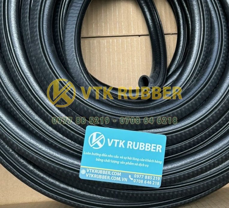 Gioăng xốp kẽm XK có khả năng chống nước, chịu tia UV, phù hợp cho ứng dụng ngoài trời và môi trường ẩm ướt