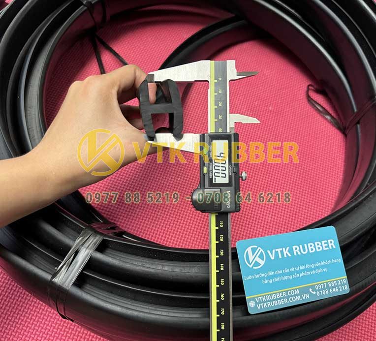 Sản xuất từ cao su EPDM cao cấp, ron chữ H có khả năng chịu nhiệt đến 120°C, kháng ozone, tia UV và hóa chất nhẹ. Được dùng phổ biến trong công nghiệp cơ khí, điện lạnh, và công trình xây dựng
