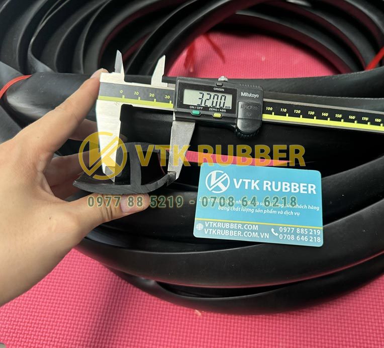 Gioăng cao su chữ H được thiết kế hai rãnh đối xứng giúp giữ chặt hai mép cửa, giảm rung, chống bụi và nước xâm nhập. Chất liệu EPDM bền dẻo, chịu nắng mưa, dùng cho cửa kho, container và xe tải