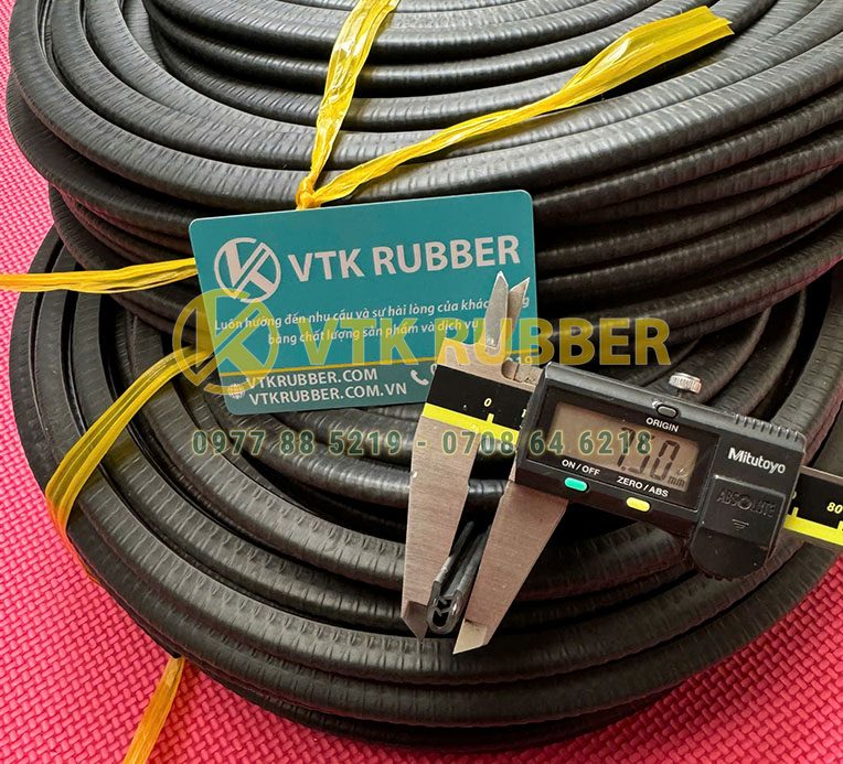 Sản phẩm ron chữ U lõi kẽm giúp bám chắc bề mặt, bảo vệ mép tôn, mép kính, chống rung hiệu quả