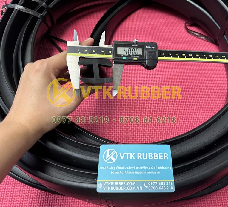 Ron cao su chữ H có khả năng đàn hồi cao, giúp làm kín cửa kho lạnh, ngăn hơi lạnh thất thoát, tiết kiệm điện năng. Sản phẩm chịu nhiệt âm sâu, phù hợp môi trường kho bảo quản thực phẩm