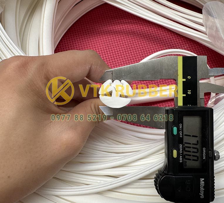 Ron chữ H được thiết kế hai rãnh đối xứng, giúp bám chắc bề mặt, ngăn thoát khí và hơi nước. Vật liệu silicon cao cấp, chống hóa chất nhẹ, bền dẻo, dùng trong hệ thống máy móc, thiết bị công nghiệp và cửa trượt